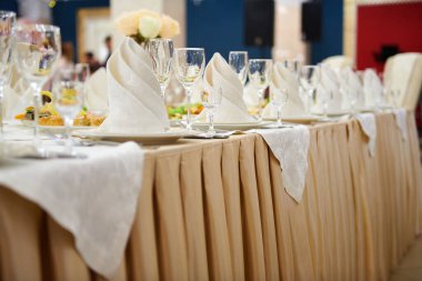 Lokantada bir masa, yiyecek ve içecek.