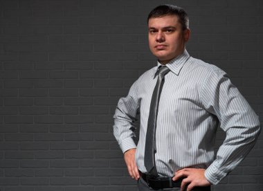 İş adamı yakın plan portresi, koyu duvar arkaplanı