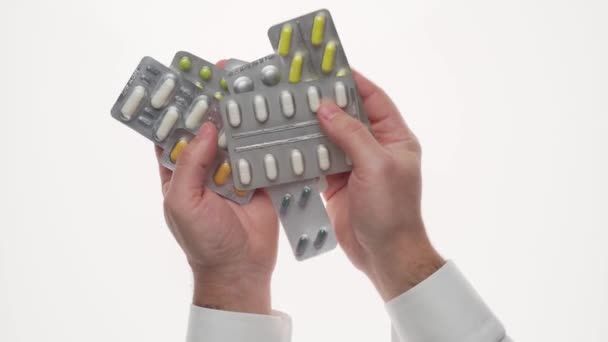 Man Hand Med Piller Tabletter Vitaminer Droger Kapslar Isolerade Vit — Stockvideo