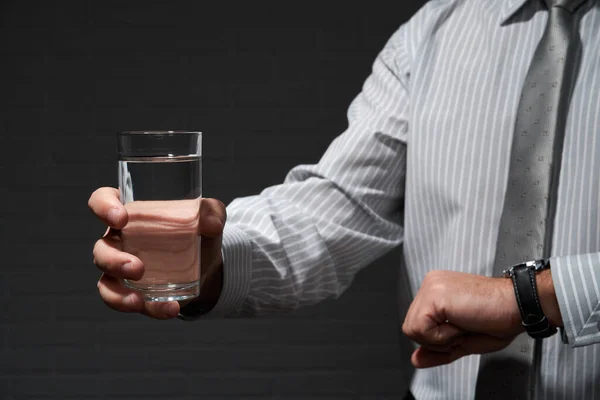 Hombre Negocios Primer Plano Retrato Pie Posando Con Vaso Agua —  Fotos de Stock