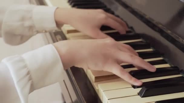 一个弹旧钢琴的年轻姑娘的特写 — 图库视频影像