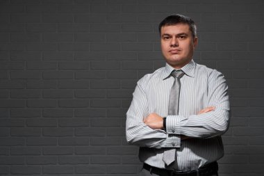 İş adamı yakın plan portresi, koyu duvar arkaplanı