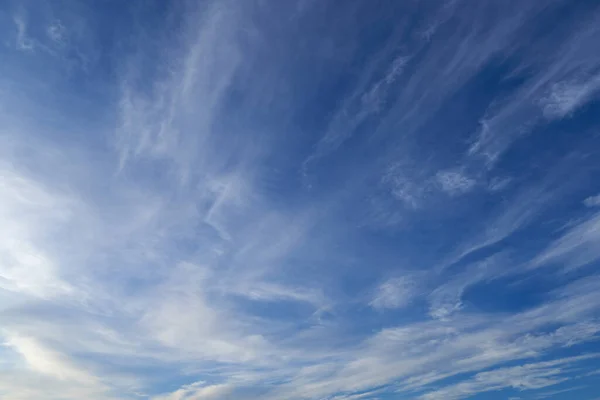 Heldere Mooie Blauwe Lucht Met Zachte Wolken Voor Achtergrond Textuur — Stockfoto