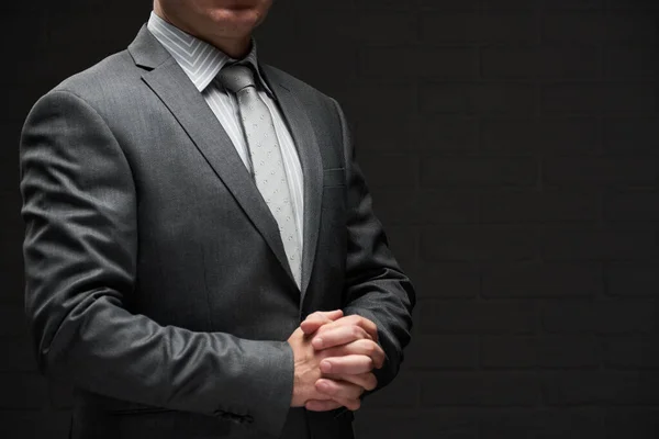 Retrato Homem Negócios Vestido Terno Cinza Fundo Parede Escura — Fotografia de Stock
