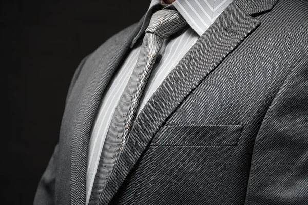 Retrato Hombre Negocios Vestido Con Traje Gris Fondo Pared Oscuro — Foto de Stock