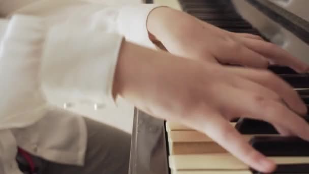 Närbild Ung Flicka Händer Spelar Gamla Piano — Stockvideo