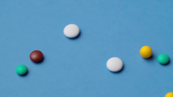 Contexte des pilules, des comprimés, des vitamines, des médicaments, de l'huile de poisson oméga 3, des gélules, des médicaments et des compléments alimentaires pour les soins de santé sur bleu 