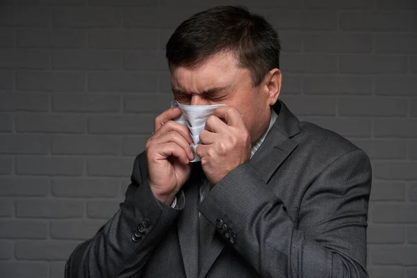 Uomo Infetto Starnutisce Tossisce Sintomi Della Malattia Concetto Assistenza Sanitaria — Foto Stock