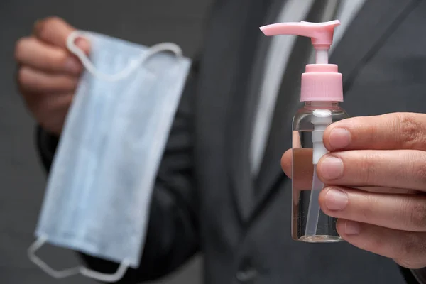 Uomo Dimostra Una Maschera Protettiva Protezione Individuale Antivirus Bottiglia Igienizzante — Foto Stock