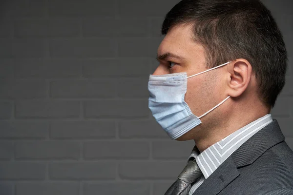 Man Sätter Mask Ansiktet För Antivirus Individuellt Skydd Vård Och — Stockfoto