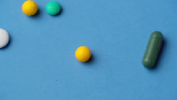 Contexte des pilules, des comprimés, des vitamines, des médicaments, de l'huile de poisson oméga 3, des gélules, des médicaments et des compléments alimentaires pour les soins de santé sur bleu 