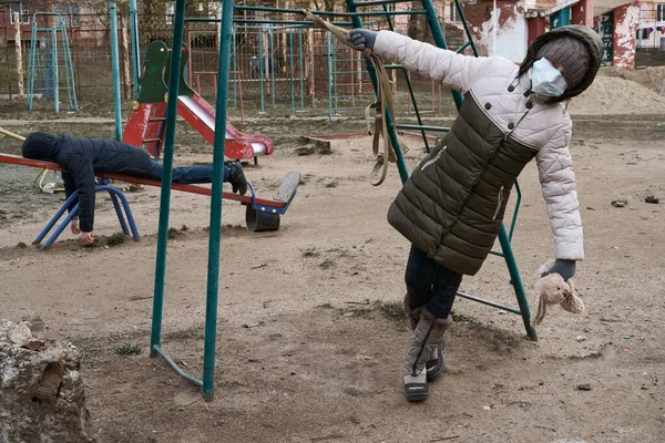 Concept Epidemic Quarantine Gril Boy Face Mask Alone Playground City — Stock Photo, Image