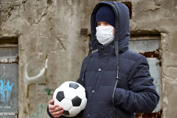 Begreppet Epidemi Och Karantän Pojke Med Ansiktsmask Och Boll Ensam — Stockfoto