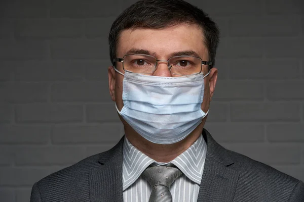 Uomo Mette Una Maschera Sul Viso Protezione Individuale Antivirus Concetto — Foto Stock