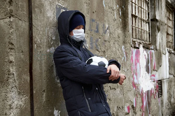 Concept Epidemic Quarantine Boy Face Mask Ball Alone Street City — Stock Photo, Image