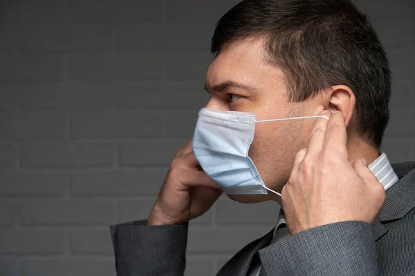 Homem Coloca Uma Máscara Seu Rosto Para Proteção Individual Antivírus — Fotografia de Stock