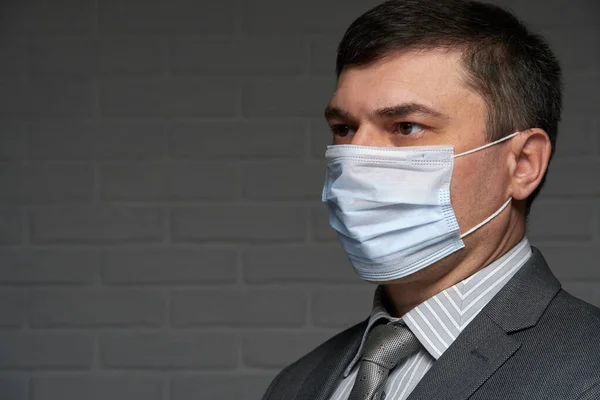 Uomo Mette Una Maschera Sul Viso Protezione Individuale Antivirus Concetto — Foto Stock