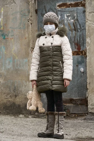 Concept Epidemic Quarantine Girl Face Mask Cuddly Toy Alone Street — Stock Photo, Image