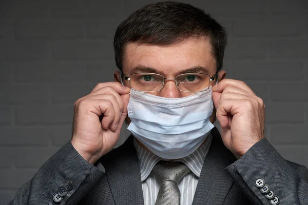 Man Sätter Mask Ansiktet För Antivirus Individuellt Skydd Vård Och — Stockfoto