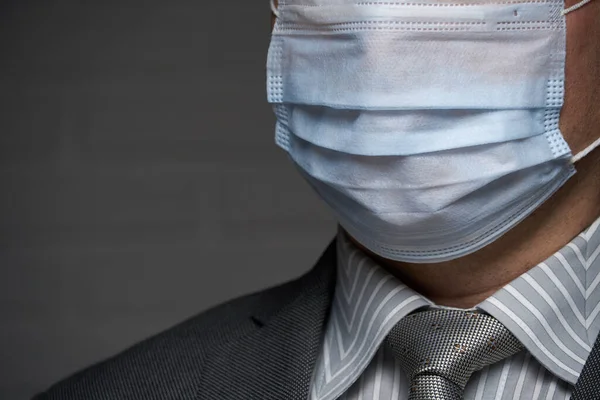 Hombre Pone Una Máscara Cara Para Protección Individual Antivirus Concepto — Foto de Stock