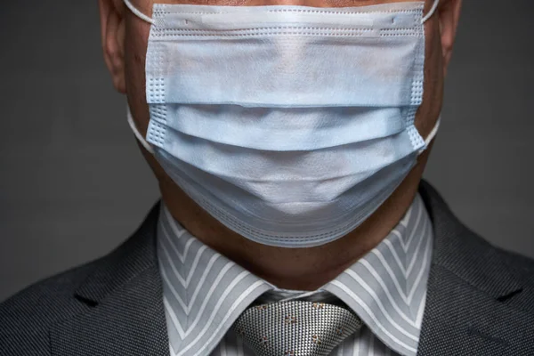 Uomo Mette Una Maschera Sul Viso Protezione Individuale Antivirus Concetto — Foto Stock