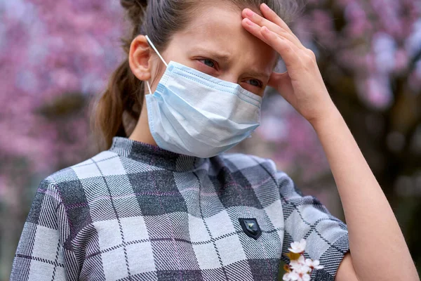 Flicka Med Ansiktsmask Staden Utomhus Blommande Träd Vårsäsong Blomningstid Begreppet — Stockfoto