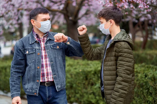 Far Och Son Med Ansiktsmask Skaka Hand Staden Utomhus Blommande — Stockfoto