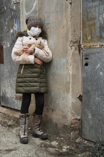 Concept Epidemic Quarantine Girl Face Mask Cuddly Toy Alone Street — Stock Photo, Image