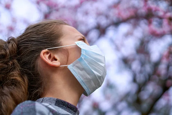 Flicka Med Ansiktsmask Staden Utomhus Blommande Träd Vårsäsong Blomningstid Begreppet — Stockfoto