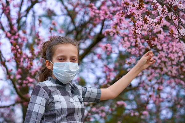 Flicka Med Ansiktsmask Staden Utomhus Blommande Träd Vårsäsong Blomningstid Begreppet — Stockfoto