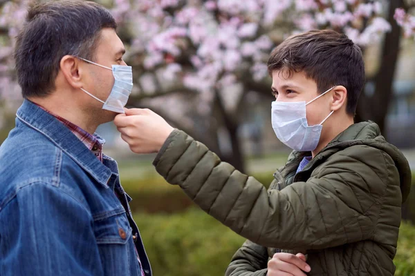 Far Och Son Med Ansiktsmask Finns Staden Utomhus Blommande Träd — Stockfoto