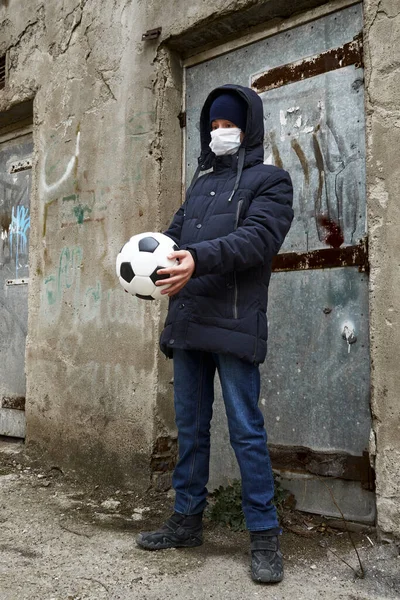 Concept Epidemic Quarantine Boy Face Mask Ball Alone Street City — Stock Photo, Image