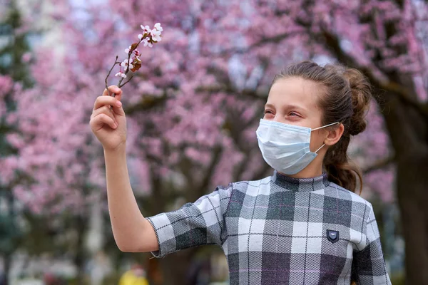 Flicka Med Ansiktsmask Staden Utomhus Blommande Träd Vårsäsong Blomningstid Begreppet — Stockfoto