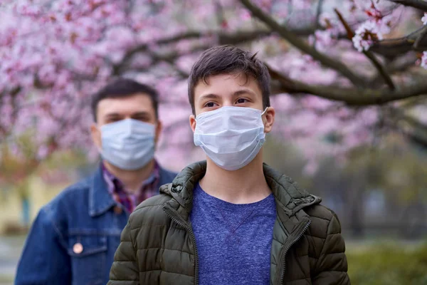 Far Och Son Med Ansiktsmask Finns Staden Utomhus Blommande Träd — Stockfoto