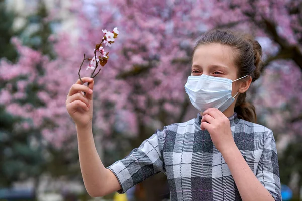 Flicka Med Ansiktsmask Staden Utomhus Blommande Träd Vårsäsong Blomningstid Begreppet — Stockfoto