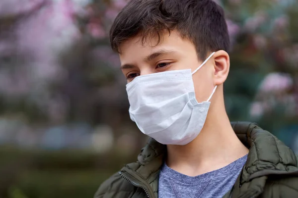 Pojke Med Ansiktsmask Staden Utomhus Blommande Träd Vårsäsong Blomningstid Begreppet — Stockfoto