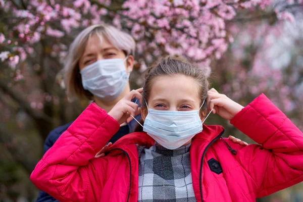 Mor Och Dotter Med Ansiktsmask Finns Staden Utomhus Blommande Träd — Stockfoto