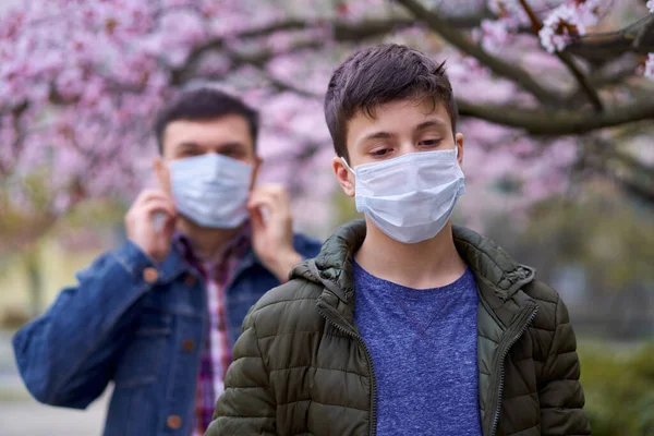 Far Och Son Med Ansiktsmask Finns Staden Utomhus Blommande Träd — Stockfoto