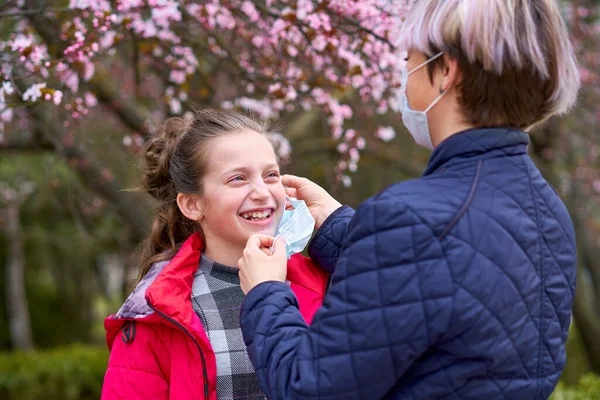 Madre Figlia Con Una Maschera Facciale Sono Città All Aperto — Foto Stock