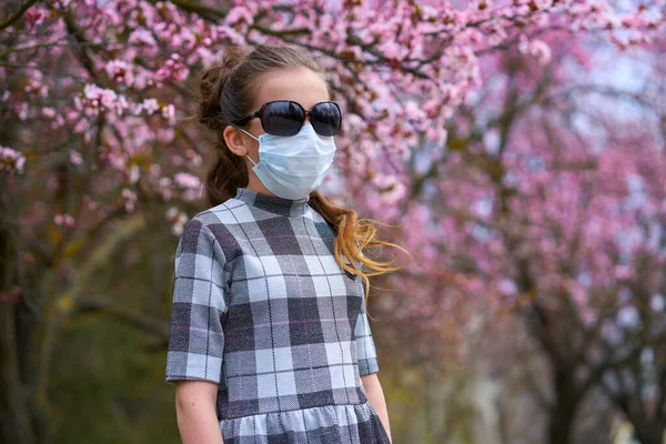 Flicka Med Ansiktsmask Staden Utomhus Blommande Träd Vårsäsong Blomningstid Begreppet — Stockfoto