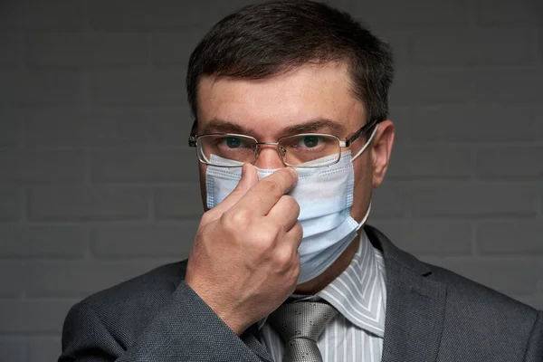 Uomo Mette Una Maschera Sul Viso Protezione Individuale Antivirus Concetto — Foto Stock