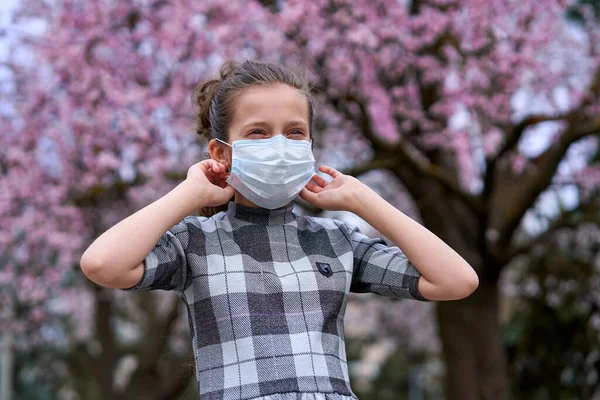 Flicka Med Ansiktsmask Staden Utomhus Blommande Träd Vårsäsong Blomningstid Begreppet — Stockfoto