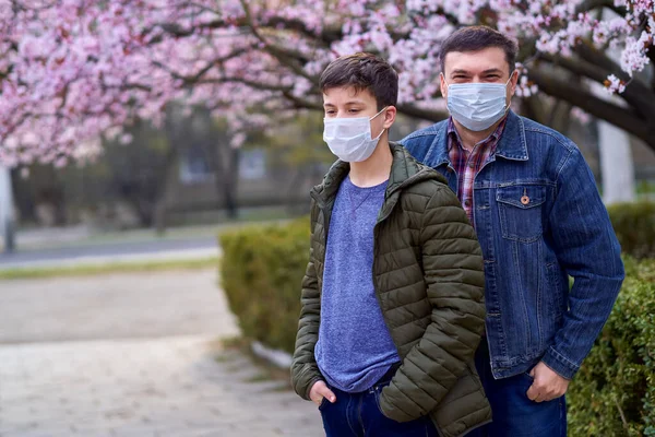 Far Och Son Med Ansiktsmask Finns Staden Utomhus Blommande Träd — Stockfoto