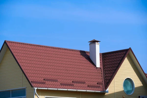 Tak Och Skorsten Litet Hus Röd Profil Takplåt Stål Gul — Stockfoto