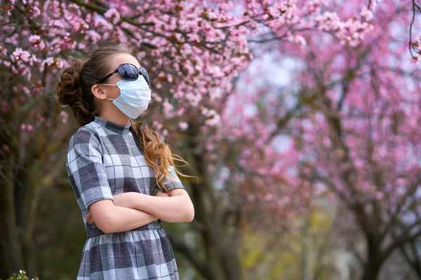 Flicka Med Ansiktsmask Staden Utomhus Blommande Träd Vårsäsong Blomningstid Begreppet — Stockfoto