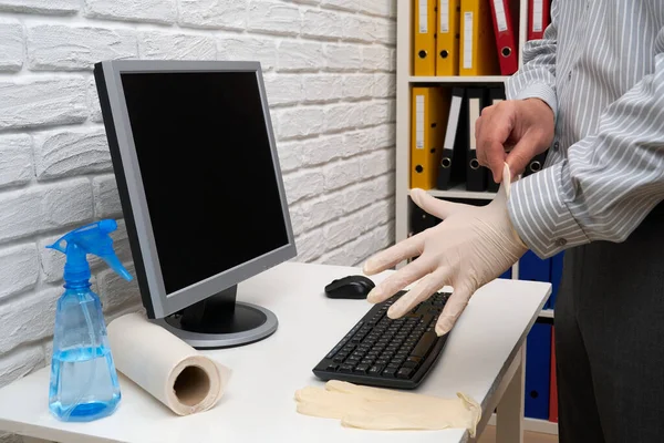 직장을 청소하거나 한다는 사업가가 컴퓨터 책상을 스프레이 냅킨을 미생물 바이러스 — 스톡 사진