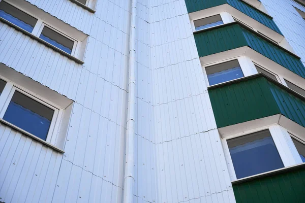 Gevel Van Een Nieuw Gebouw Met Meerdere Verdiepingen Met Witte — Stockfoto