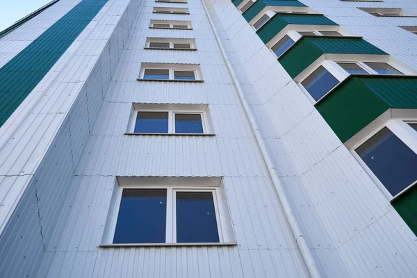 Fachada Nuevo Edificio Varios Pisos Con Revestimiento Metal Blanco Verde —  Fotos de Stock