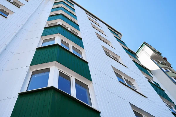 Facade New Multi Storey Building White Green Metal Siding Many — Stock Photo, Image
