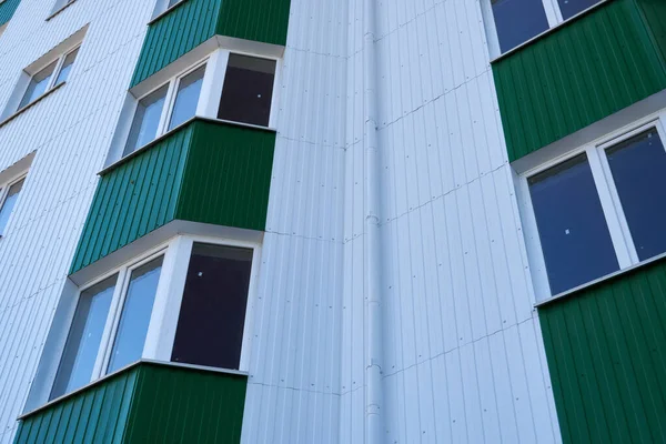 Fassade Eines Mehrstöckigen Neubaus Mit Weißem Und Grünem Metallanschluss Viele — Stockfoto